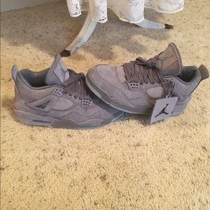 1:1 ua kaws 4s brand new in box
